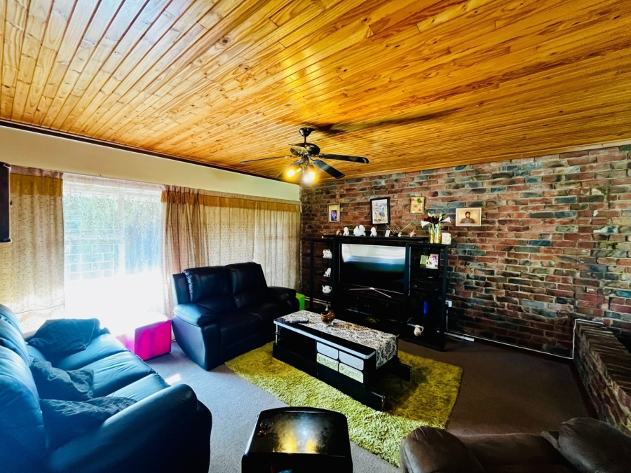 4 Bedroom Property for Sale in Pellissier Free State